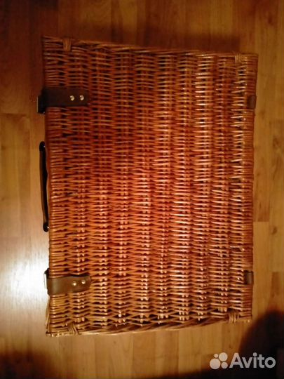 2 плетеных чемодана с набором посуды для пикника