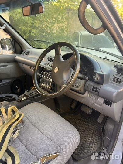 В разборе nissan serena