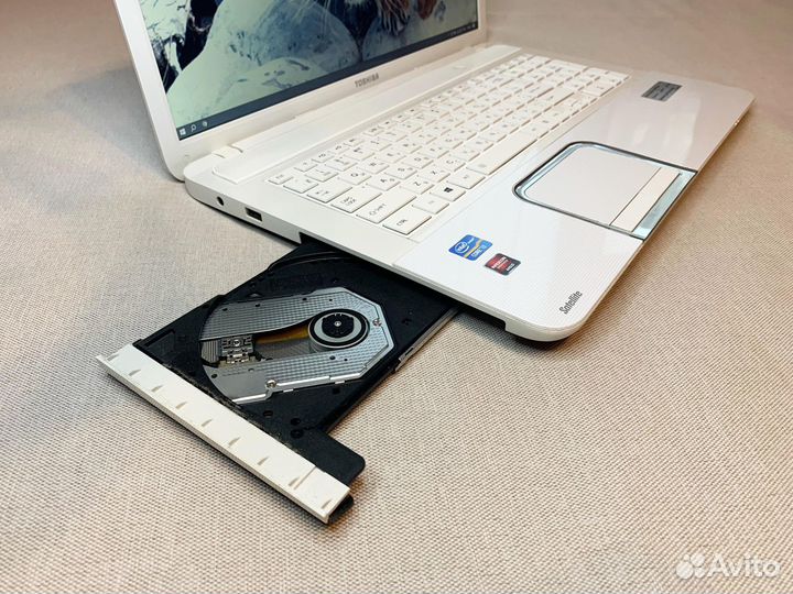 Белоснежный ноутбук Toshiba 17.3 Core i3/ 8GB/ SSD