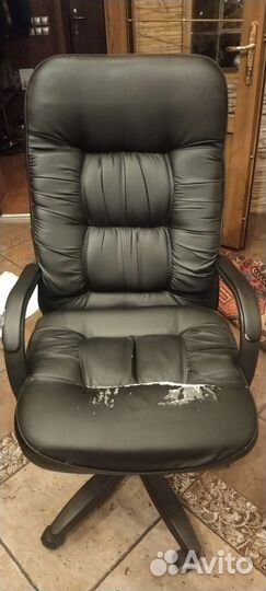 Офисное кожаное кресло