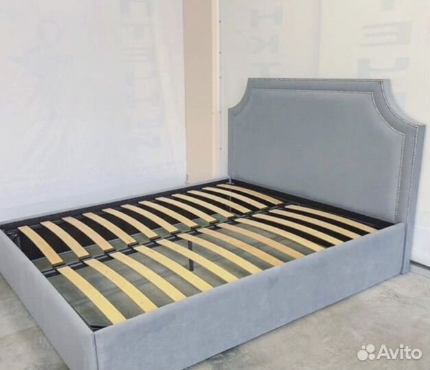 Кровать с мягким изголовьем