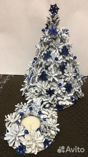 Елка из шишек и подсвечник