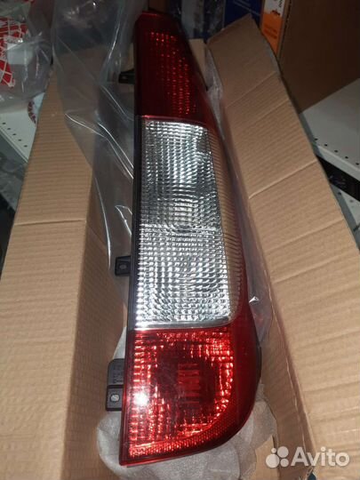 Фонарь задний правый на мерседес 639