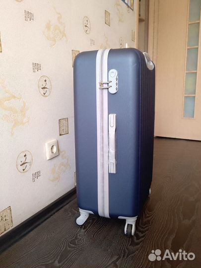 Чемодан на колесах(новый)
