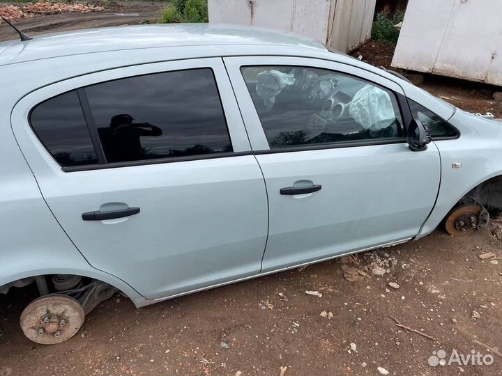 Передняя правая дверь Opel Corsa D
