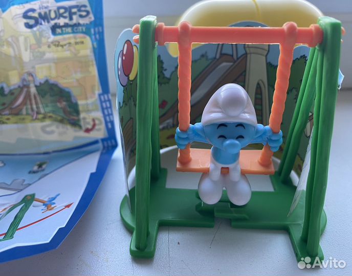 Игрушка киндер макси Смурфики в городе