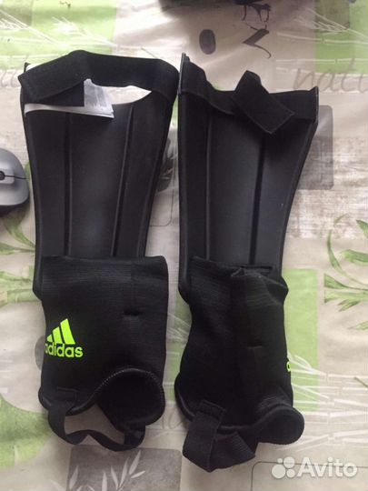 Щитки футбольные