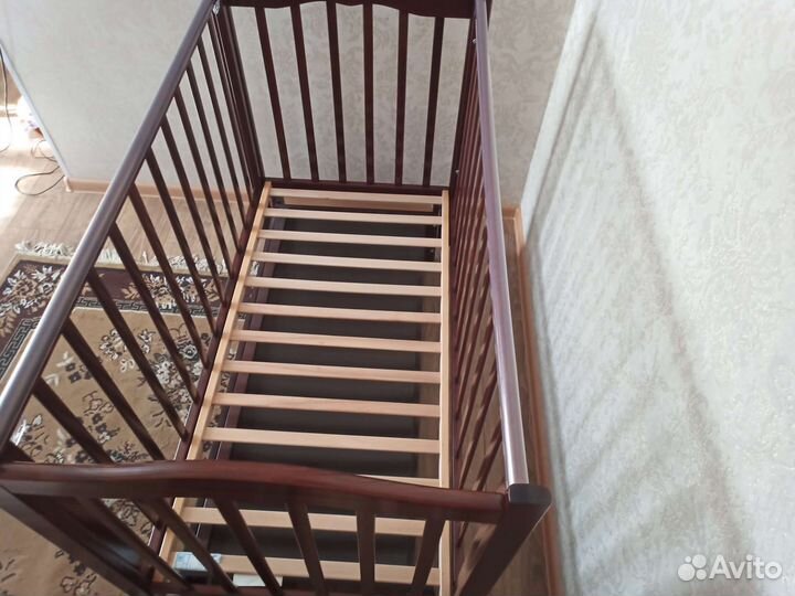 Детская кроватка с маятником и ящиком