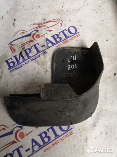 Брызговик передний правый peugeot 308