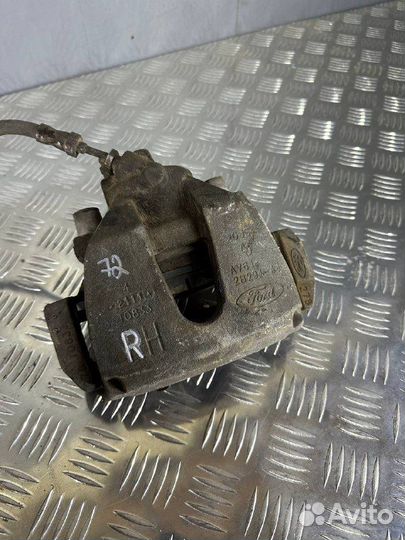 Суппорт передний правый Ford Focus 3