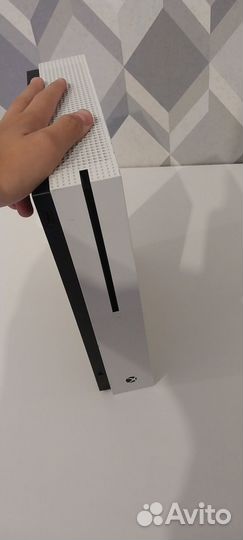 Xbox one s 1tb с играми +2 джостика