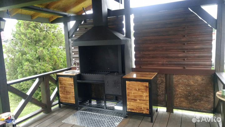 Мангальная зона с вытяжкой и кухонным столом