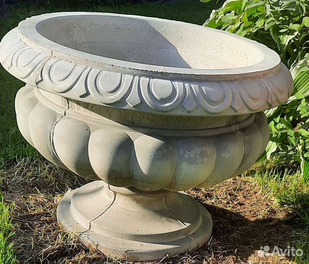 Красивые бетонные уличные вазоны