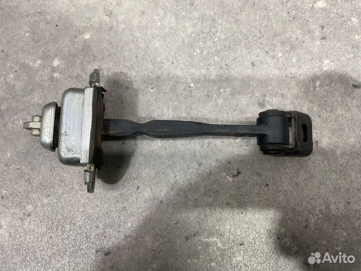 Ограничитель открывания двери задней Skoda Octavia