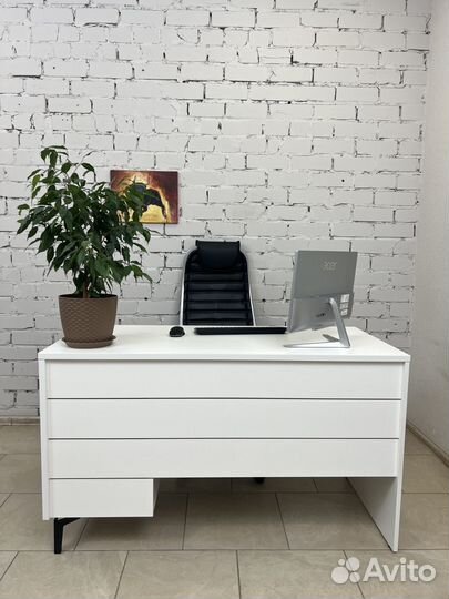 Письменный стол