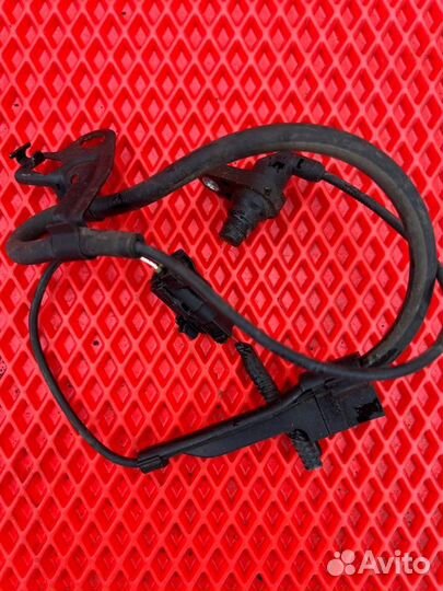 Датчик abs передний левый Toyota Noah ZWR80G