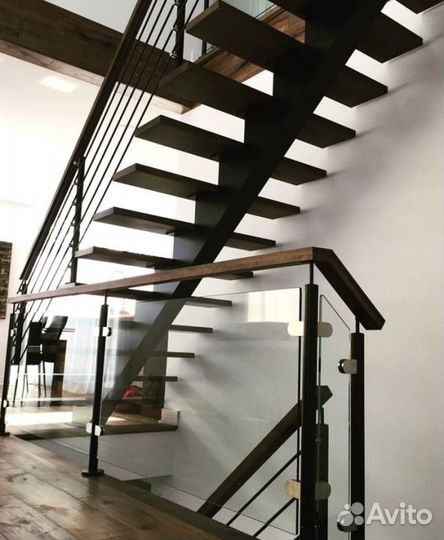 Металлический каркас межэтажной лестницы в коттедж