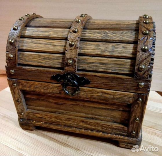 Сундук старинный