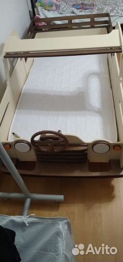 Детская кровать-машинка