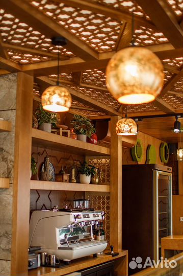 Официант в кофейню