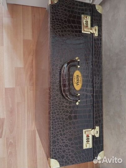 Набор столовой посуды в чемодане