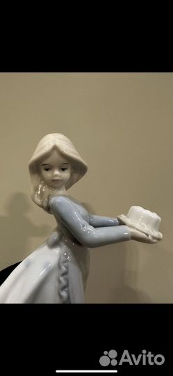 Статуэтка девушки с собачкой