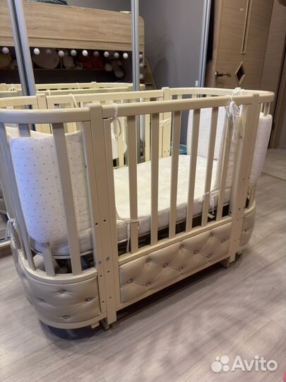 Детская кроватка с маятником