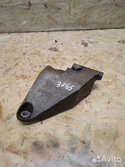 Кронштейн генератора Chevrolet Cruze