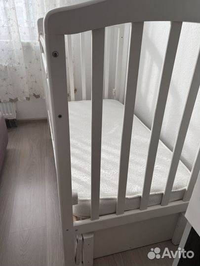 Кроватка детская с маятником