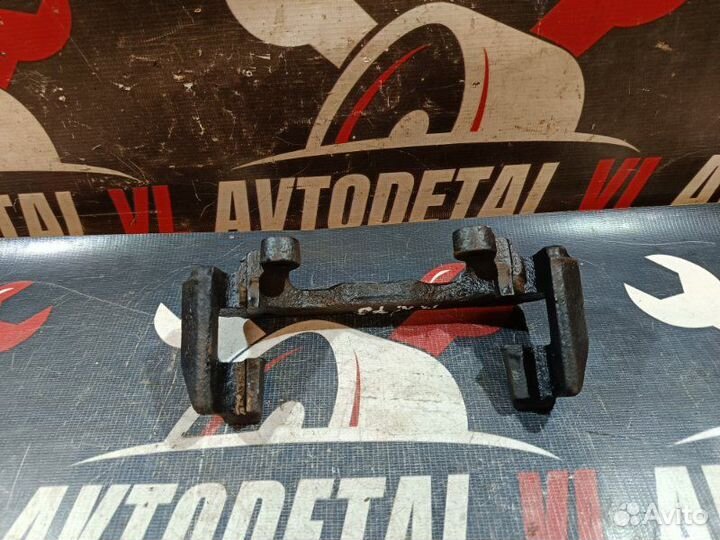 Скоба суппорта передняя левая Kia Shuma хэтчбек