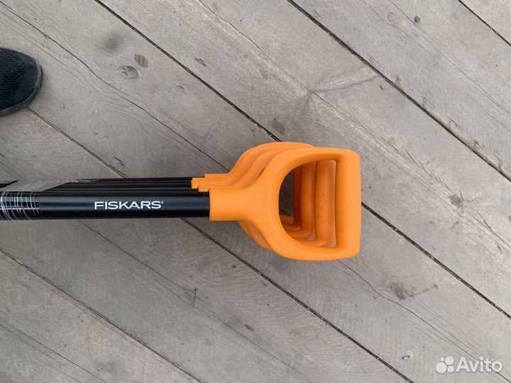 Лопата для снега Fiskars Solid 1052525