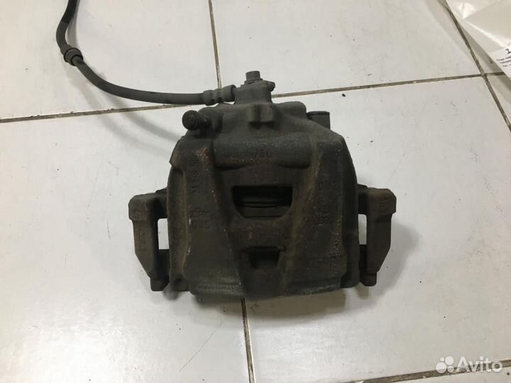 Суппорт передний правый Volkswagen Tiguan 5N1 2007