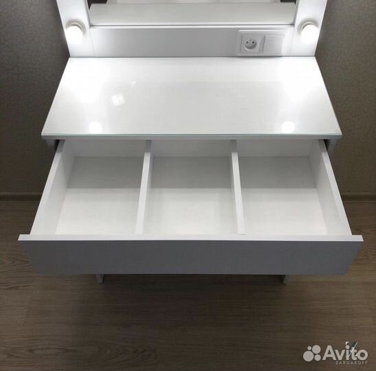 Туалетный столик визажиста с гримерным зеркалом дл