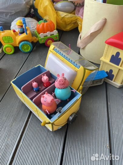 Машина и фигурки свинка пепе