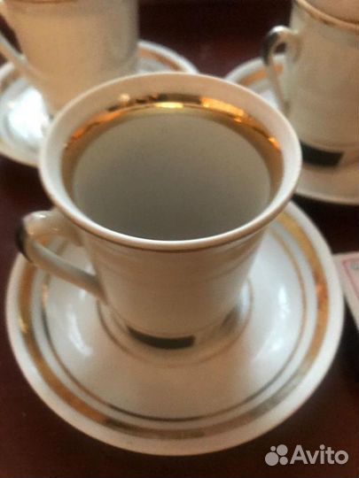Кофейные чашки с блюдцами
