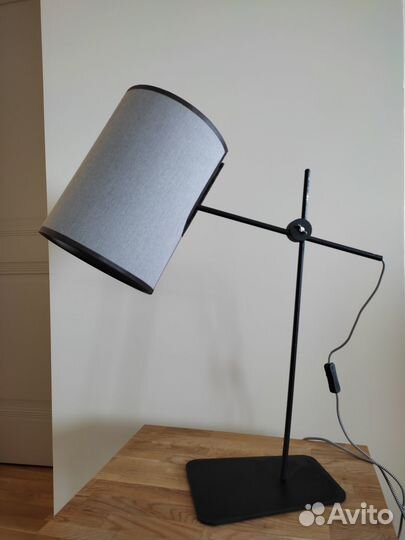 Стильная настольная лампа