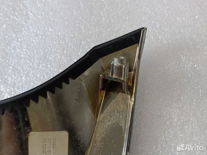 Lexus LX Накладка фонаря левая Оригинал 15-21