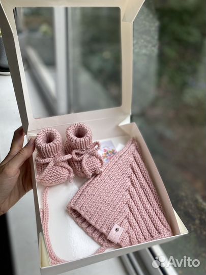 Подарок для новорожденного набор Чепчик Пинетки