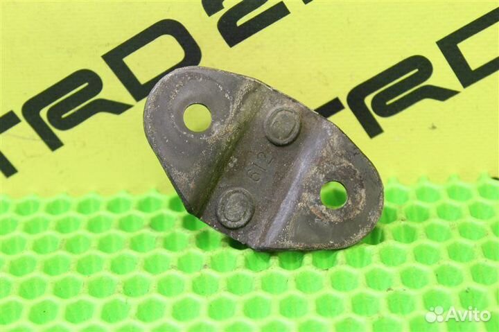 Петля замка багажника задняя Mazda Bongo SK82MN