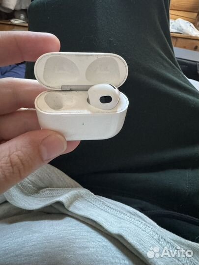 Кейс и правый наушник airpods 3