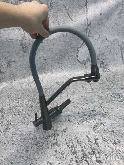 Кухонный смеситель гибкий излив оружейная сталь