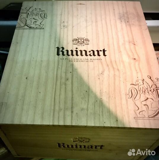 Пустая коробка из под шампанского