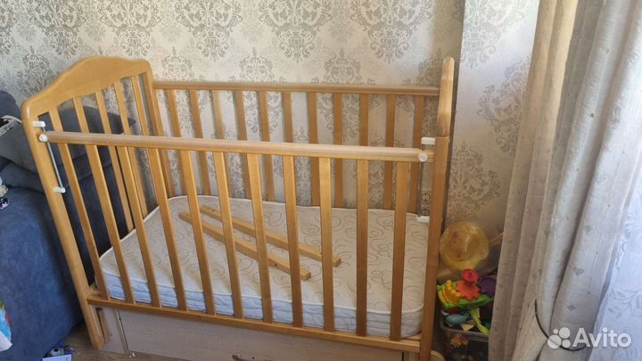 Детская кроватка с маятником