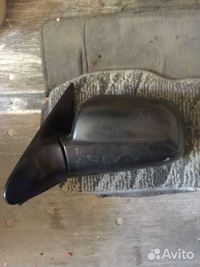 Боковое зеркало