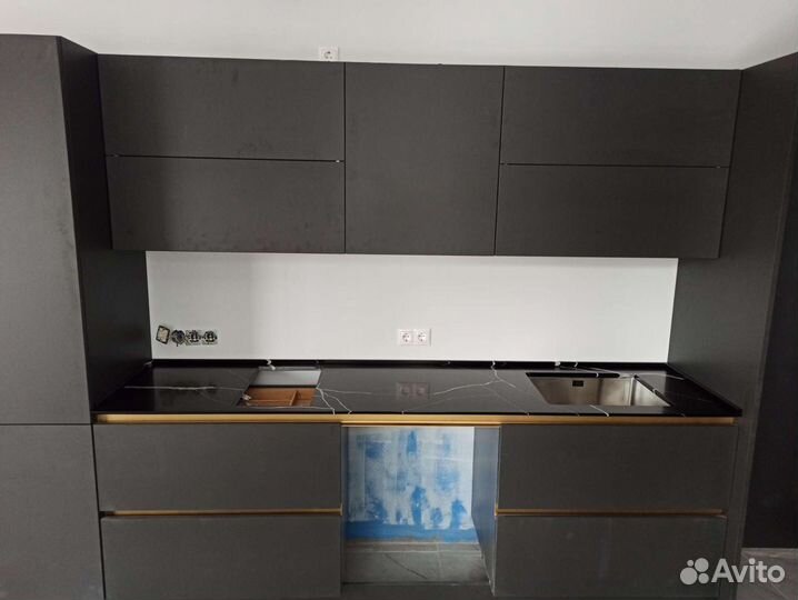 Кухонные столешницы и изделия из кварцевого камня