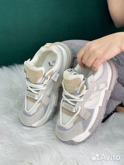 Кроссовки женские новые