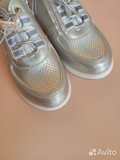 Кроссовкидля девочки 28 размер. новые