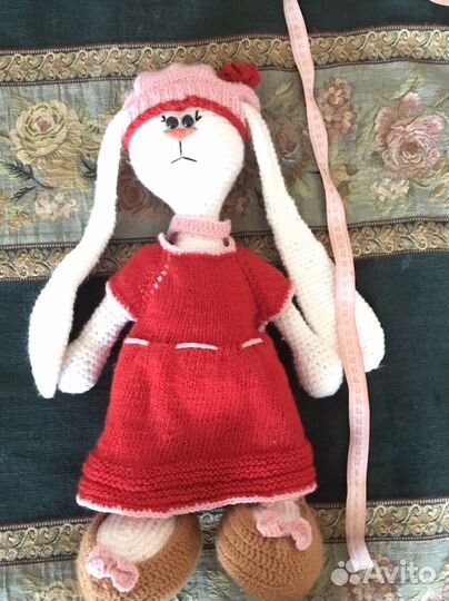 Вязанная игрушка Модная зайка