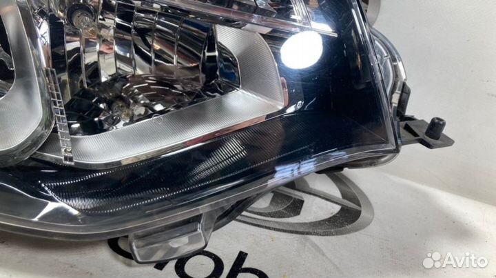 Фара правая Mitsubishi Outlander