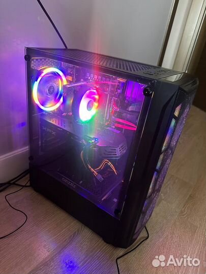 Игровой компьютер с монитором и клавиатурой